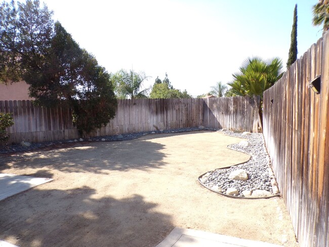 Building Photo - 3BR 2 BA Great area of Moreno Valley only ...