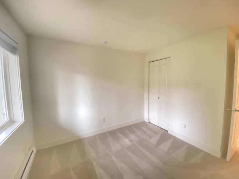 Building Photo - Fantastic location for this spacious 2 lev...