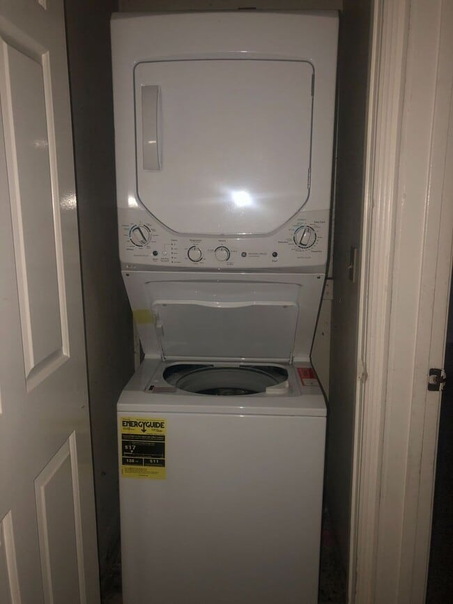 Building Photo - Convenience galore is what describes this ...