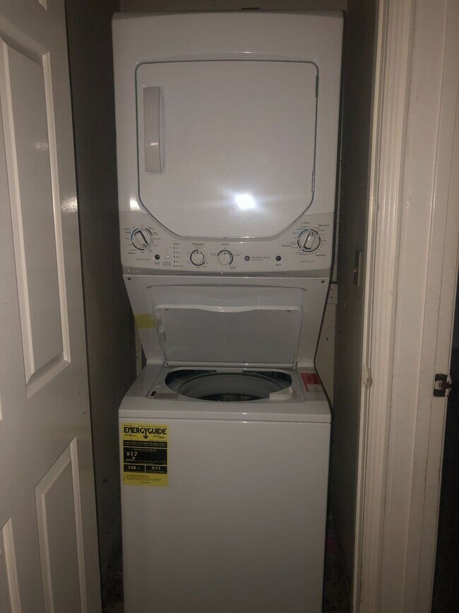 Building Photo - Convenience galore is what describes this condo!