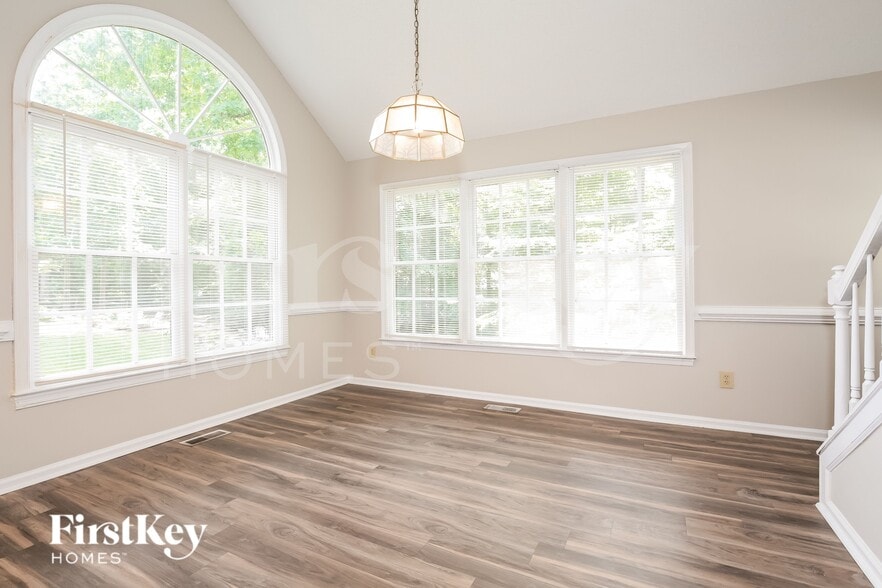 Building Photo - 5017 Windermere Dr