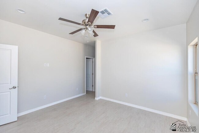 Building Photo - 10688 E 45th St