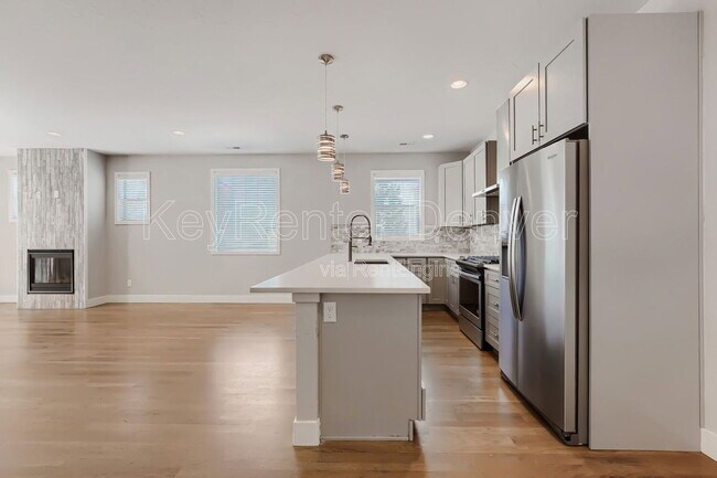 Building Photo - 758 S Leyden St