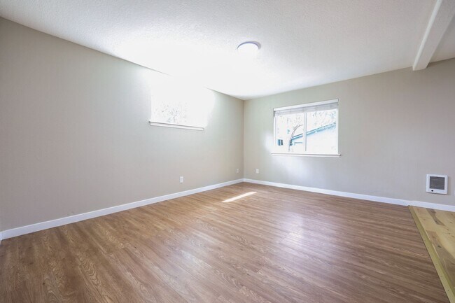 Building Photo - 117 SE 129th Ave