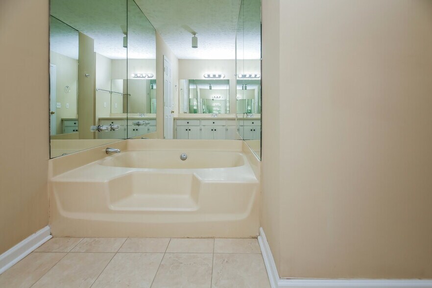 Building Photo - 2739 Old Mill Pl