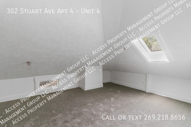 Building Photo - 302 Stuart Ave