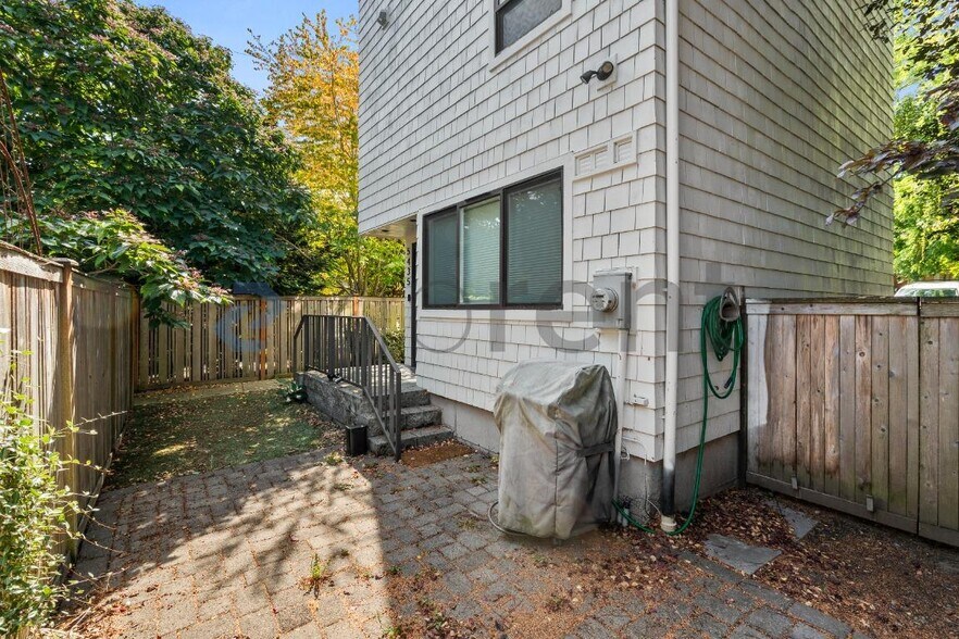 Building Photo - Unit