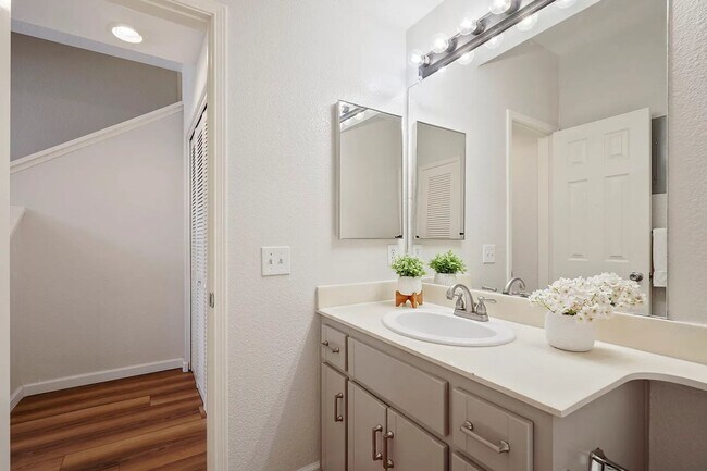 Building Photo - SD: Stunning 3BD/2.5BA Townhome in Imperial Beach with Ocean Views, Rooftop Patio & In-Unit Laundry
