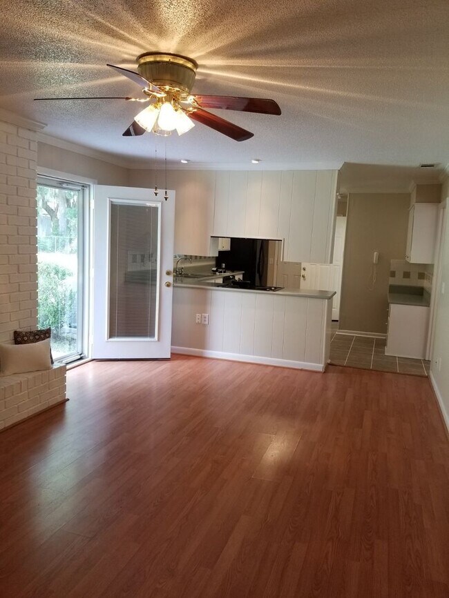 Building Photo - 829 Bradwell St