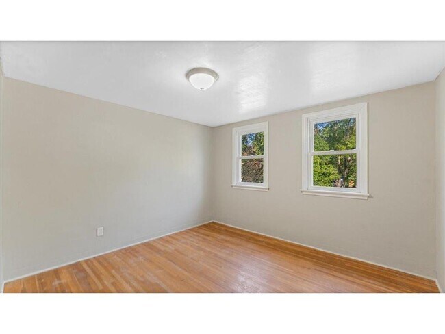 Building Photo - 828 15th St SW