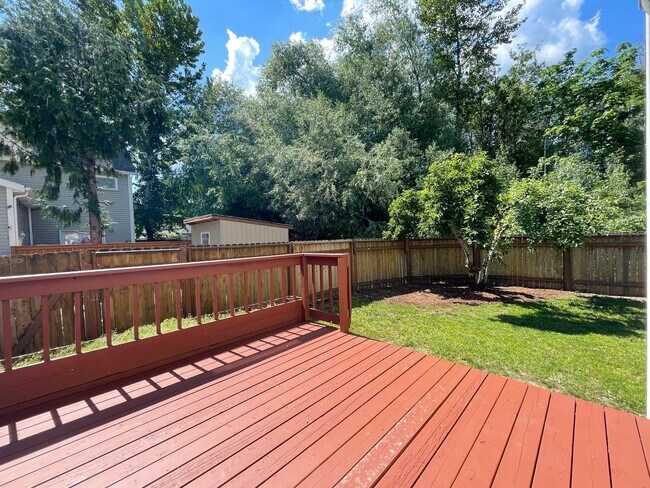 Building Photo - SE Home 3Bd/2.5Ba Home Close to the Willamette River off McLoughlin Blvd. 2 Car Garage and Washer...