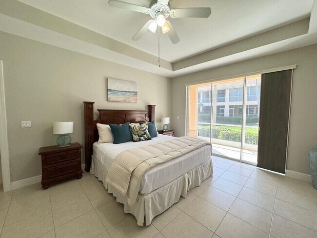 Building Photo - Newly Renovated & Available Now - Furnishe...