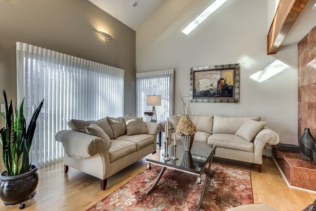 Building Photo - 11 Beethoven Ave