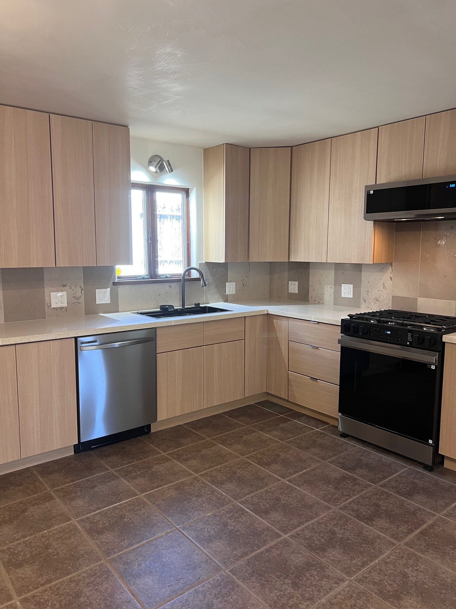 Building Photo - 1022 Don Diego Ave