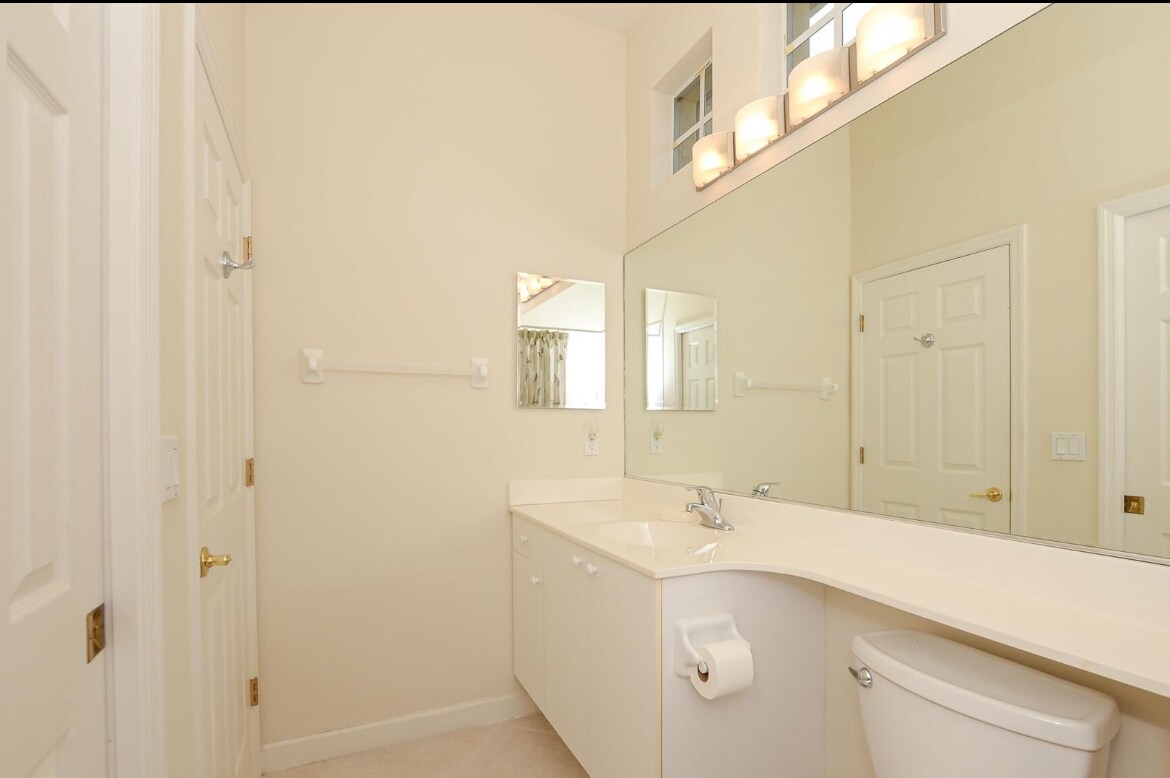 2nd view of bathroom - 798 SW Munjack Cir