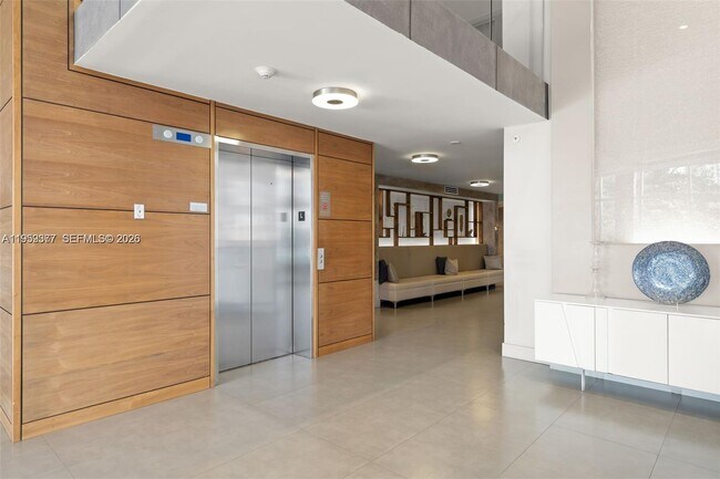 Building Photo - 600 NE 27th St