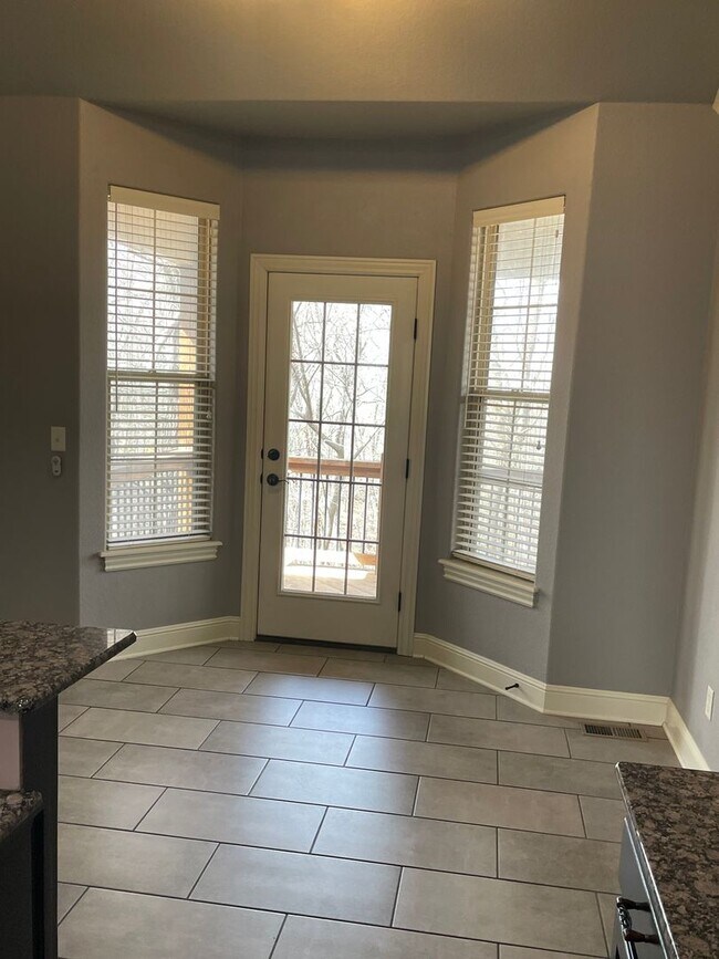 Building Photo - 3 Bedroom, 2 Full Bath, 2-car attached gar...