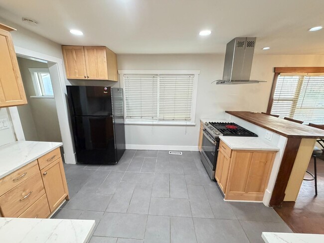 Building Photo - 565 Hollywood Ave