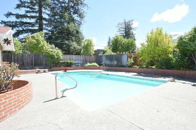 Building Photo - Well Maintained 3 Bedroom 2 Bath Home in Highly Desirable Saratoga Neighborhood!