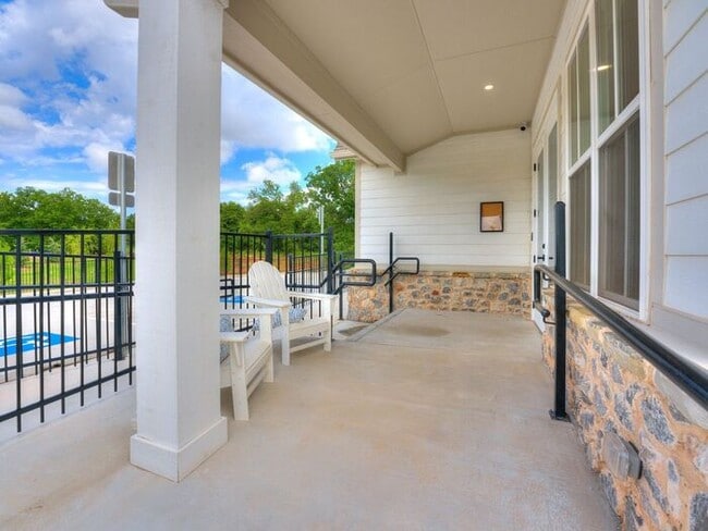 Building Photo - Luxury, Zero Maintenance Living Townhome