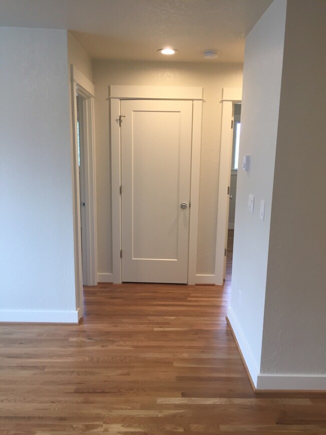 Building Photo - Spacious Like New Remodel 2BR-Portsmouth-N...