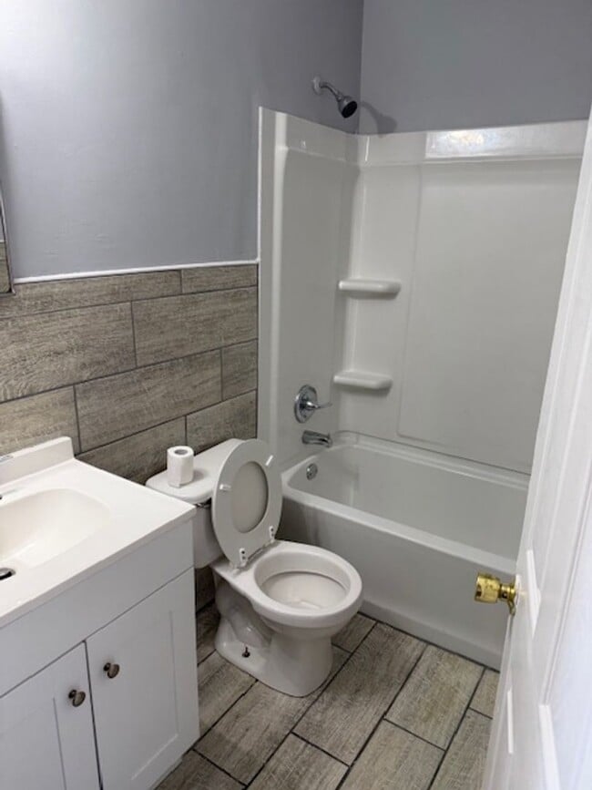 Building Photo - Spacious 2-Bedroom, 1-Bath Unit in Central Norfolk