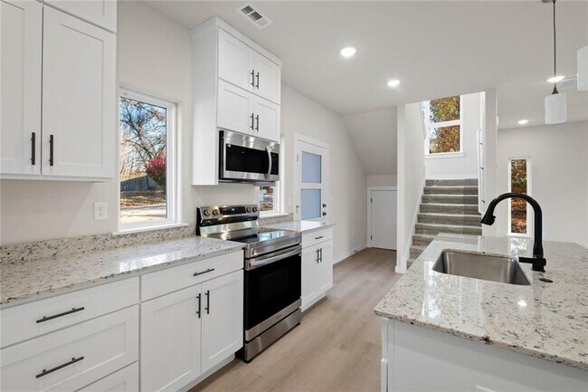 Building Photo - 50 Thaxted Dr