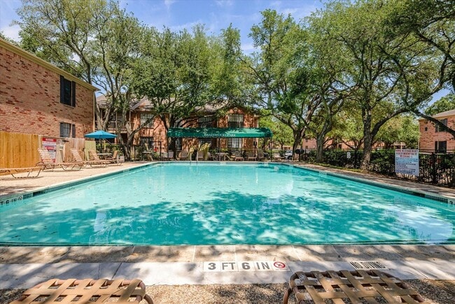 Building Photo - 2255 Braeswood Park Dr