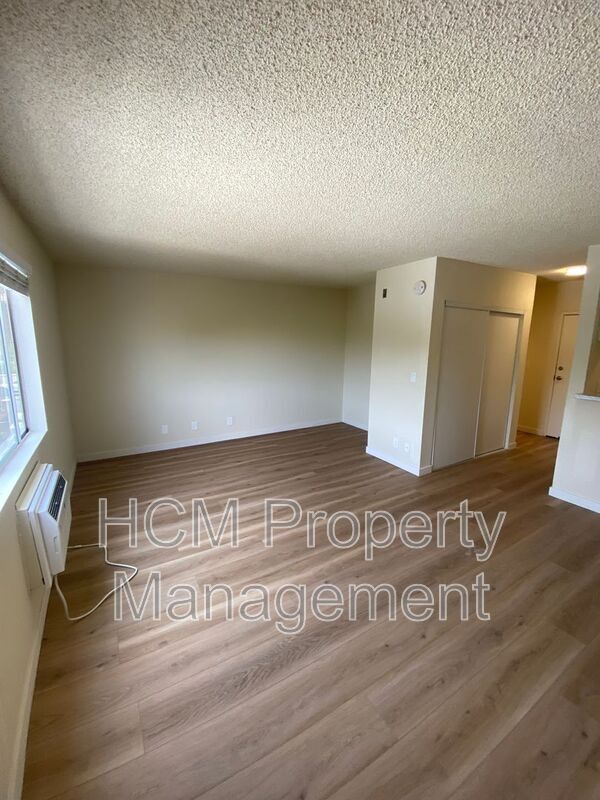 Building Photo - 10231 Pinewood Ave