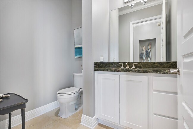 Building Photo - 801 E Beach Dr