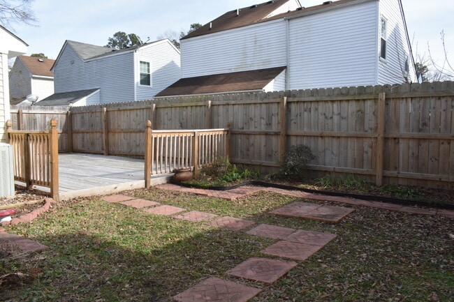 Building Photo - 2 Bedroom condo Minutes from Ft, Eustis