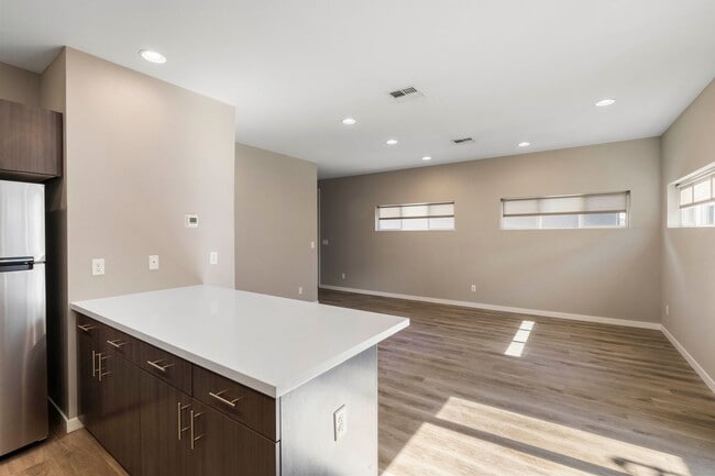 Building Photo - Modern Midtown Living