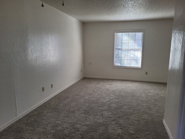 Building Photo - 5611 Ross Ave