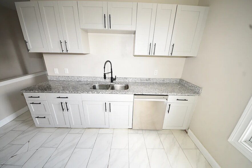 Building Photo - 746 Columbia St