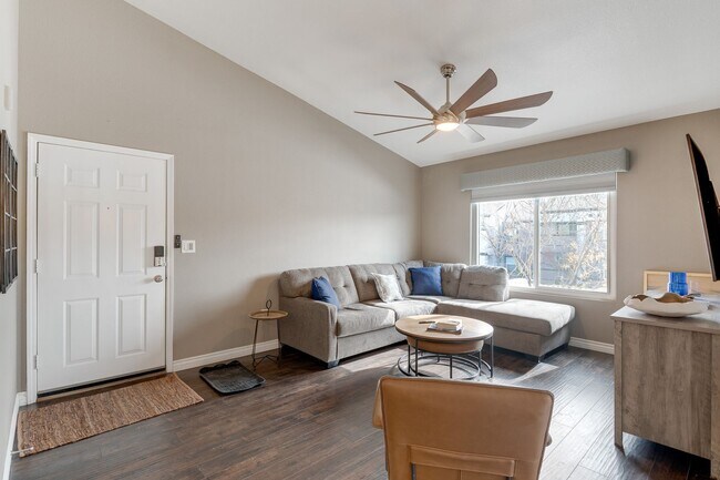 Building Photo - CHARMING FURNISHED 2 BEDROOM SHORT TERM RE...