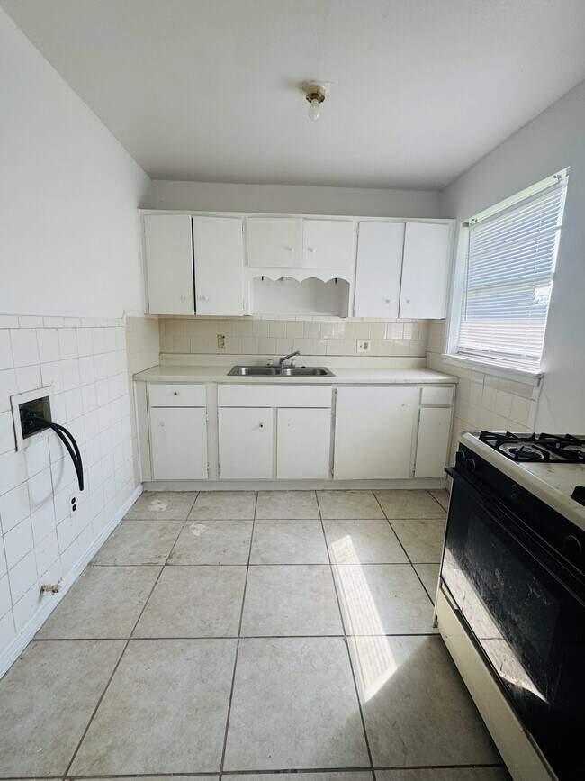 Building Photo - 1807 Westcliff Dr