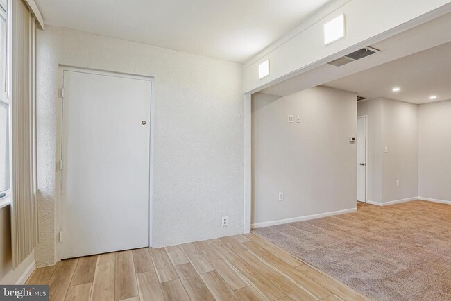 Building Photo - 9647 White Acre Rd