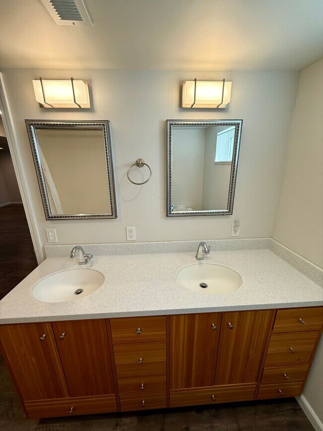 Building Photo - 3 Bedroom / 2 Bath Home - Bespoke Elegance in the University District!