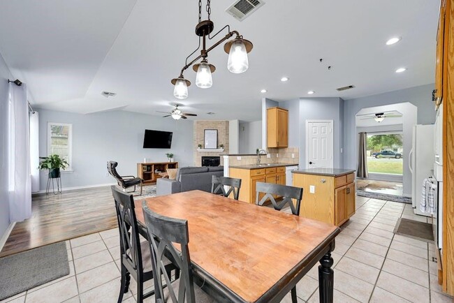 Building Photo - 2911 Red Bud Ln