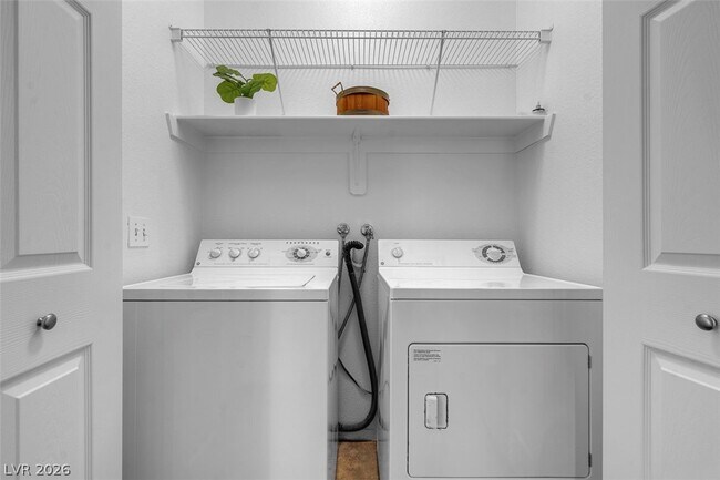 Building Photo - 353 Amber Pine St