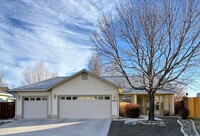 Building Photo - Gorgeous home in Chichester Estates