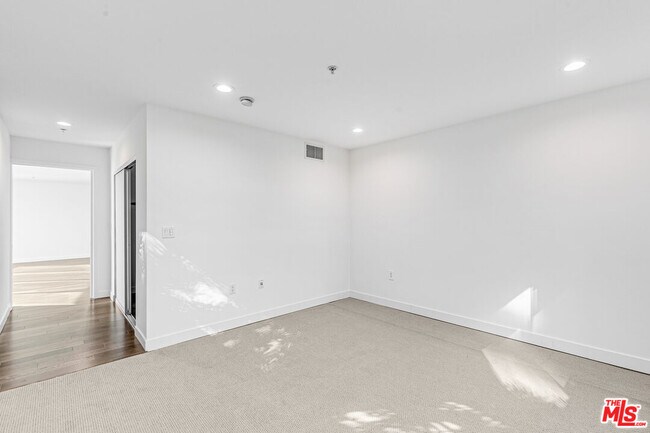 Building Photo - 901 Flower St