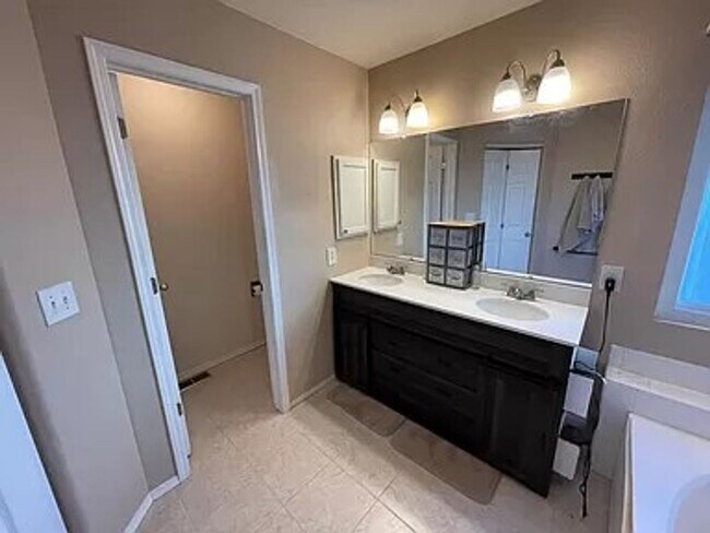 Building Photo - 710 Riverview Ln
