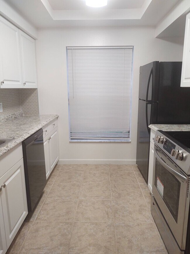 Building Photo - Lovely Condo for rent  ( New Lower Price)