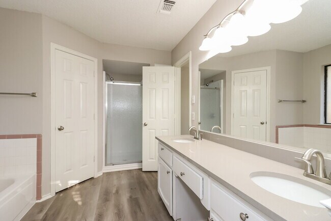 Building Photo - 6216 N Park Dr