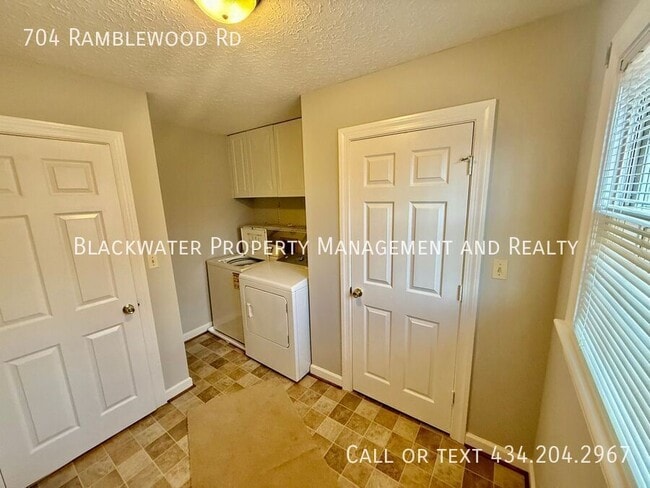 Building Photo - 704 Ramblewood Rd