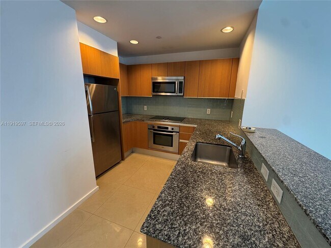 Building Photo - 1050 Brickell Ave