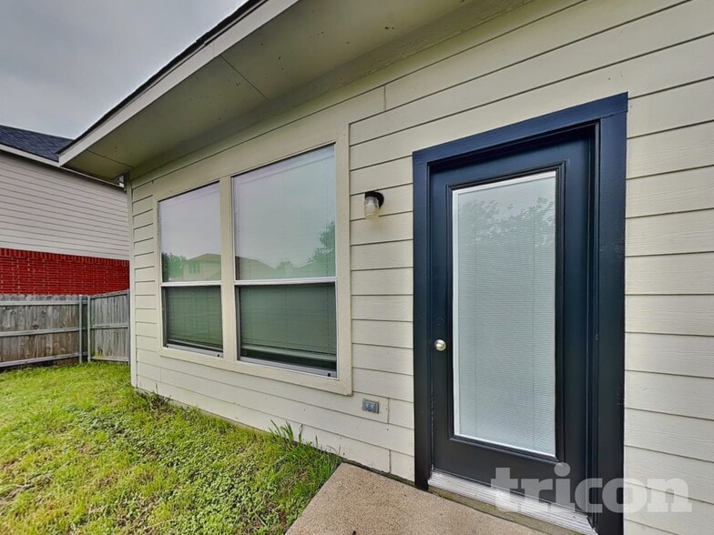Building Photo - 704 Crockett Dr