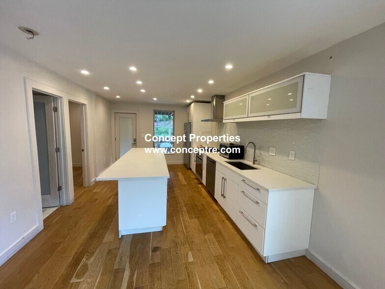 Building Photo - 39 Thornton St