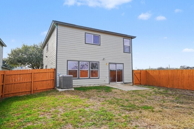 Building Photo - Spacious Cul-de-Sac Home with Greenbelt Privacy - Realtor Commission: $500